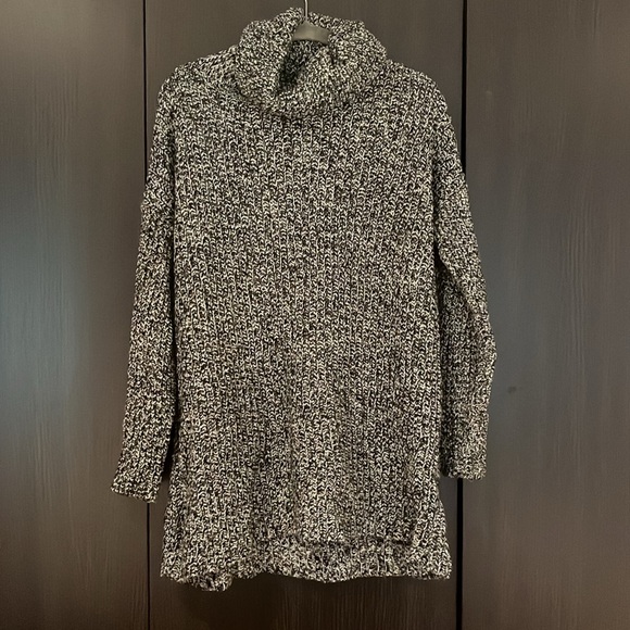 Oversized Wool Turtleneck Sweater - Picture 2 of 3